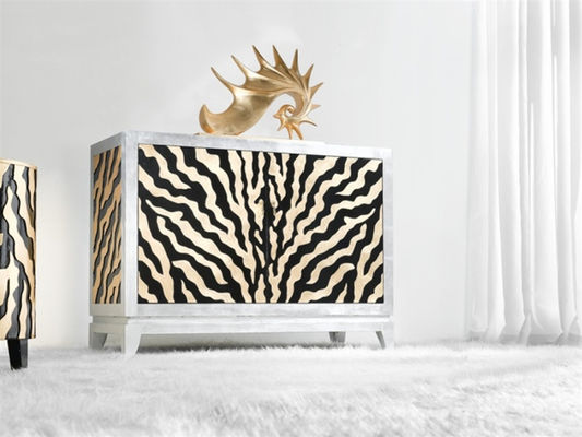 Cabinet en bois découpé d'or de coffre
