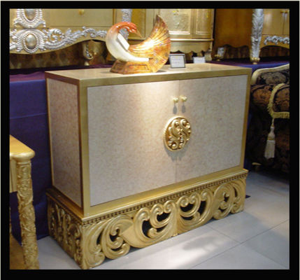 Cabinet en bois découpé d'or de coffre
