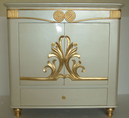 Cabinet en bois découpé d'or de coffre