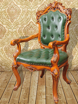 La main confortable verte a découpé les chaises en bois