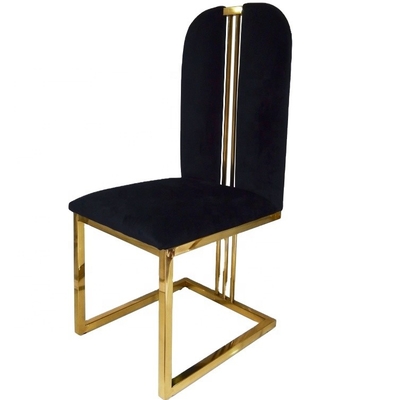 Velours de jambe d'or dinant des chaises
