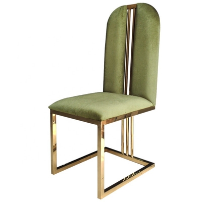Velours de jambe d'or dinant des chaises