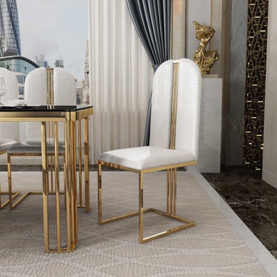 Velours de jambe d'or dinant des chaises