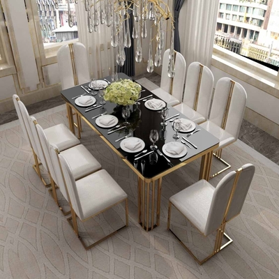 Velours de jambe d'or dinant des chaises
